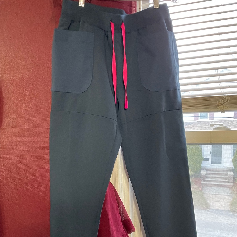 Figs new never worn, dark harbor Mundri style scrub pants